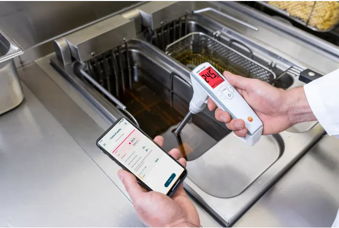 testo-270-bt-kitchen-chip-pan-focus-app-display-red-screen-en