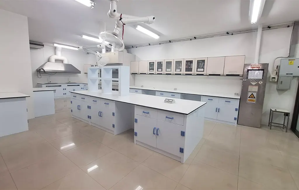 งานติดตั้งเฟอร์นิเจอร์ห้องปฏิบัติการบริษัทเอกชนในเชียงใหม่ เลือกใช้เฟอร์นิเจอร์แบบ PP เนื่องจากเฟอร์นิเจอร์เดิมของลูกค้าถูกน้ำท่วม