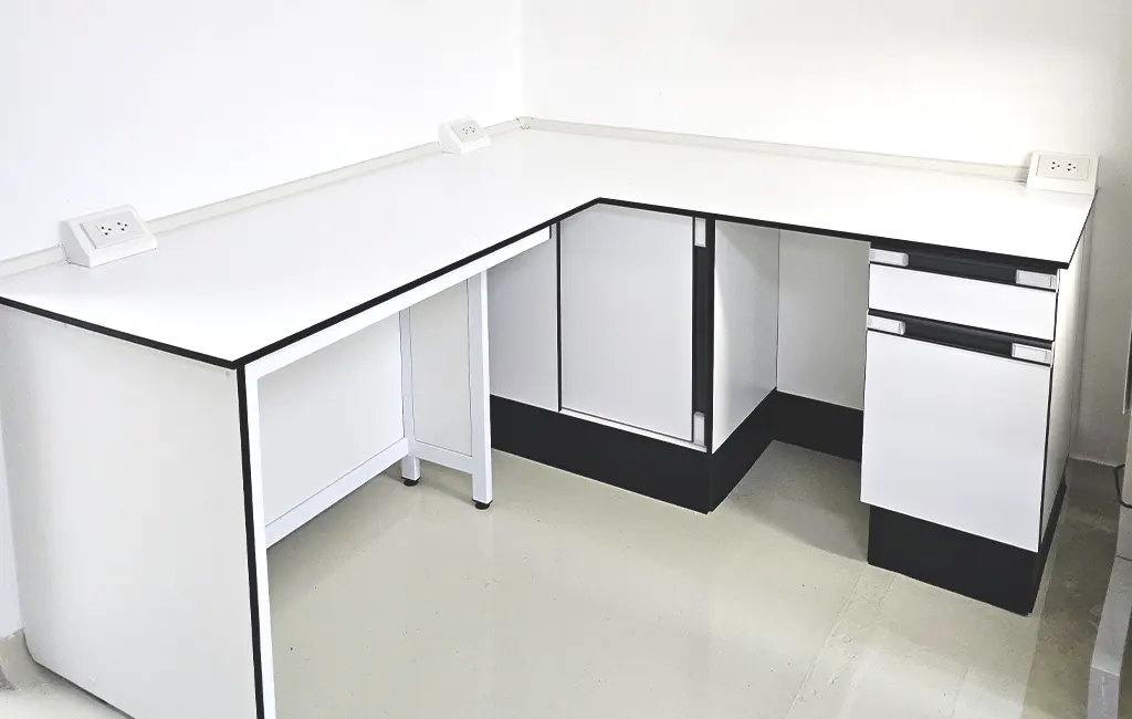 ผลงานติดตั้งโต๊ะปฏิบัติการติดผนัง บริษัท ห้องปฏิบัติการกลาง (ประเทศไทย) จำกัด เชียงใหม่