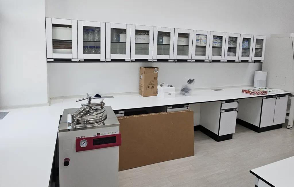 ผลงานติดตั้ง อาคารนวัตกรรมเศรษฐกิจฐานชีวภาพ CMU BIOPOLIS มหาวิทยาลัยเชียงใหม่ (ห้องวิเคราะห์ทางจุลินทรีย์)