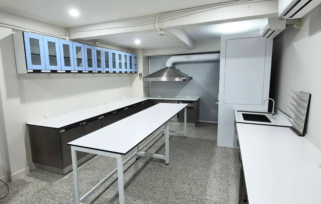 ผลงานติดตั้งเฟอร์นิเจอร์เเลปเเละตู้ดูดไอสารเคมี บริษัท ไบโอ อีควอไลซ์ จำกัด